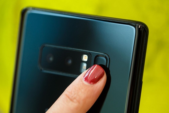 Samsung Galaxy Note 8 sở hữu màn hình hiển thị vô cực kích thước lớn 6,3 inch, phần cứng mạnh mẽ và cũng đi kèm chức năng nhận diện khuôn mặt và cảm biến vân tay ở mặt lưng. 