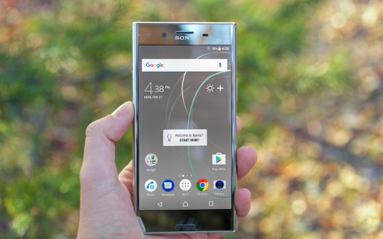 Sony Xperia XZ Premium: Điện thoại của Sony vẫn duy trì kiểu thiết kế vuông vức và nam tính với khung kim loại nguyên khối, hai mặt là kính cường lực Gorilla Glass 5 nhưng mặt sau là gương sáng bóng có thể thay đổi màu sắc ở những góc nhìn khác nhau.