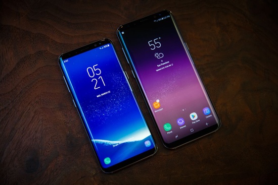 Samsung Galaxy S8: Với thiết kế sang trọng, cùng màn hình vô cực đi trước cả iPhone X. Galaxy S8 của Samsung tiếp tục là một trong những smartphone Android được yêu thích nhất. 