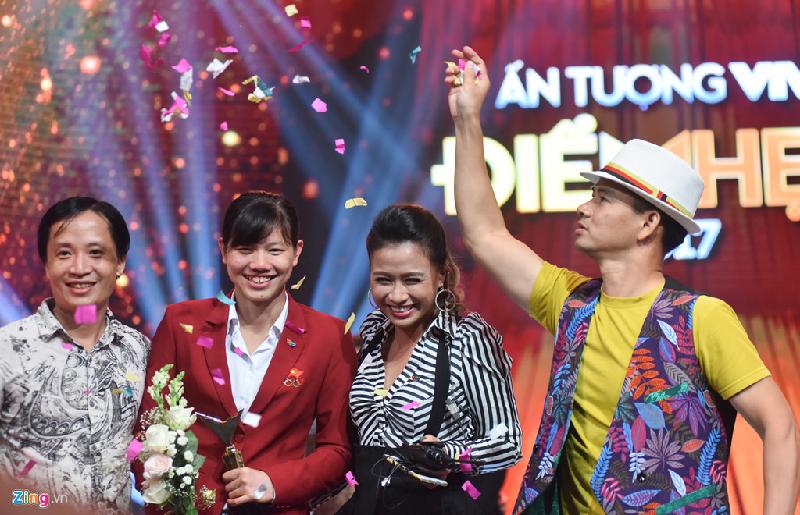 Các nghệ sĩ chia sẻ khoảnh khắc ngập tràn niềm vui trên sân khấu VTV Awards 2017. 