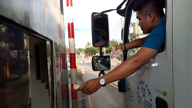 Lái xe dùng tiền lẻ khi qua Trạm thu phí BOT đường tránh TP.Biên Hòa. Ảnh Thanh niên