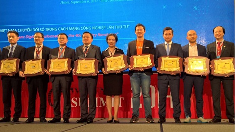 Ban tổ chức sự kiện Việt Nam ICT Summit 2017 trao kỷ niệm chương cho đại diện các doanh nghiệp tham gia sự kiện.