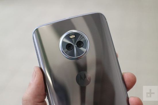 Moto X4 cũng tham gia cuộc đua camera kép với các đối thủ từ Samsung, HTC, LG, Oppo … với hệ thống camera kép gồm một camera 12 megapixel để chụp ảnh tiêu chuẩn, khẩu độ f/2.0, hỗ trợ tự động lấy nét Dual Pixe và camera thứ hai có độ phân giải 8 megapixel, cho góc chụp 120 độ với khẩu độ f/2.2. 