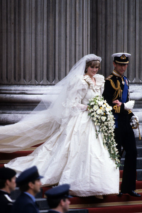 Đây chính là mẫu trang phục bất hủ nhất của Công nương Diana, bộ váy cưới bồng bềnh cùng lớp voan trắng dài được thiết kế bởi bộ đôi David và Elizabeth Emanuel. Không những thế, hình ảnh này còn trở thành huyền thoại mỗi khi mọi người nhắc về bà. 