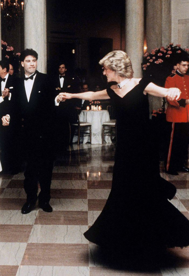 Chiếc váy nhung “huyền bí” của nhà thiết kế Victor Edelstein từng được Công nương Diana diện khi tham dự bữa tối ở Nhà Trắng. Tại đây bà đã có màn khiêu vũ duyên dáng với nam diễn viên John Travolta. Sau khoảnh khắc này, bộ váy đã tạo nên bước ngoặc giúp Diana trở thành biểu tượng thời trang thế giới.