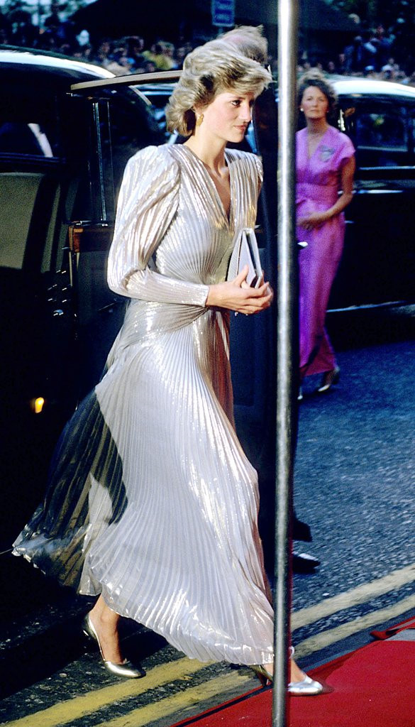 Chiếc váy xếp pli metallic lấp lánh của Bruce Oldfield sinh ra là dành cho người phụ nữ xinh đẹp này. Thời đó phái yếu thường không dám thể hiện hình ảnh nổi bật mỗi khi xuất hiện bất cứ đâu, nhưng Công nương Diana đã vượt chuẩn mực của xã hội để nói lên tiếng nói của bản thân. 