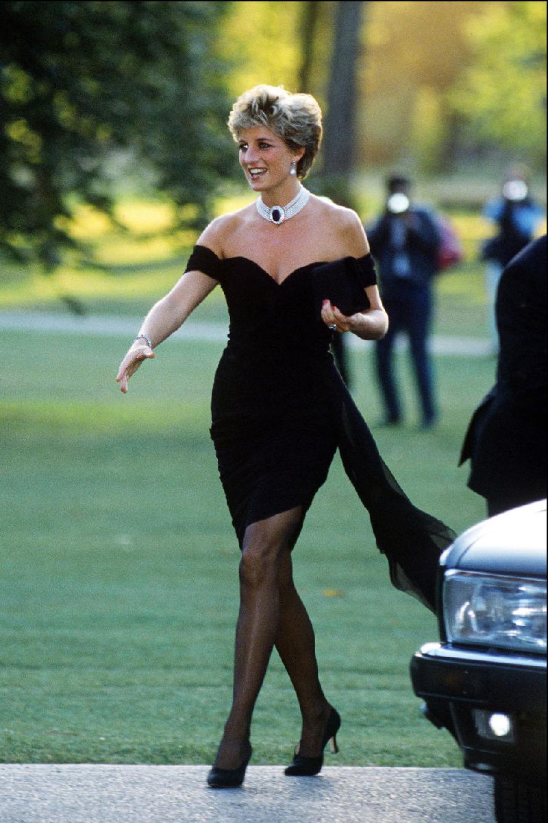 Chiếc váy đen trễ vai, hở ngực được xem như trang phục gợi cảm nhất của Công nương Diana, bà đã mặc nó vào đúng ngày nhận được thông tin người chồng, thái tử Charles lăng nhăng với người phụ nữ khác.