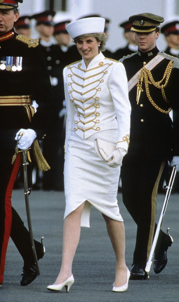 Khi đến thăm Học viện Quân sự Hoàng gia Sandhurst năm 1987, bà đã khiến mọi người phải bất ngờ vì bộ trang phục sắc trắng mạnh mẽ lấy cảm hứng từ mẫu áo quân đội cùng sự biến tấu duyên dáng, tinh tế.