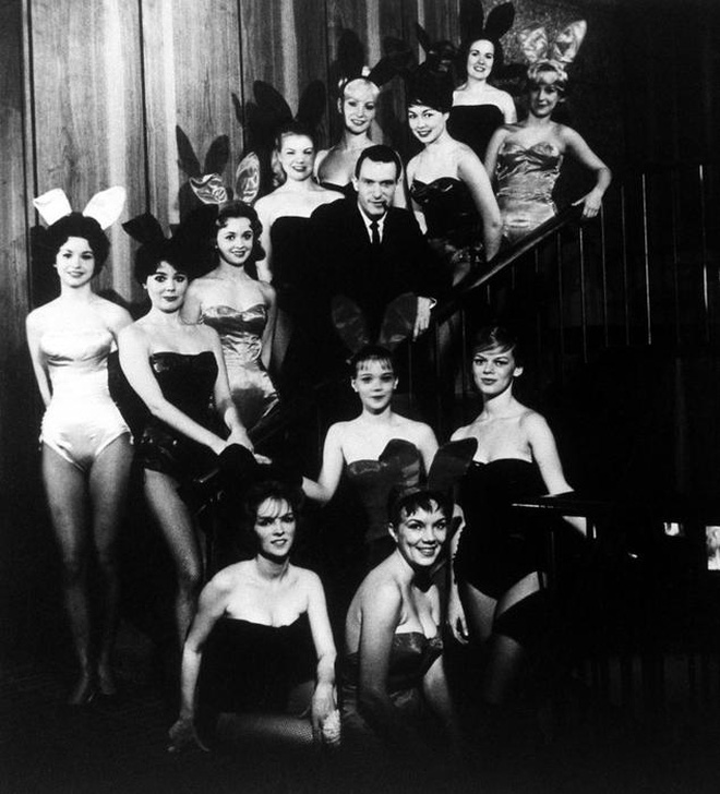 Ông Hefner và một nhóm các “nàng thỏ” (Bunnies) - một biểu tượng gắn liền với Playboy - tại câu lạc bộ Playboy ở Chicago vào khoảng năm 1960 - Ảnh: AAP.  Theo hãng tin Reuters, Hefner thành lập tạp chí Playboy vào năm 1953, với vốn liếng ban đầu gồm một bức ảnh khỏa thân của nữ minh tinh Marilyn Monroe, một khoản vay thế chấp đồ đạc 600 USD, cùng tiền đầu tư từ người thân trong gia đình, tổng cộng là 8.000 USD.