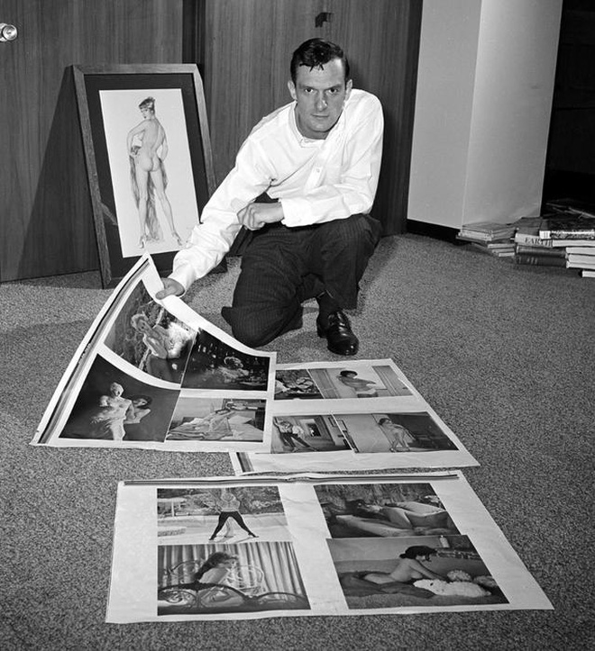 Ông Hefner kiểm tra một bản thảo Playboy ở Chicago vào tháng 6/1961 - Ảnh: AAP.  Ông đã dùng nhiều trang tạp chí Playboy để đăng những bài viết dài của chính ông với nội dung chống lại sự kiểm duyệt và thúc đẩy các quyền tự do của con người.