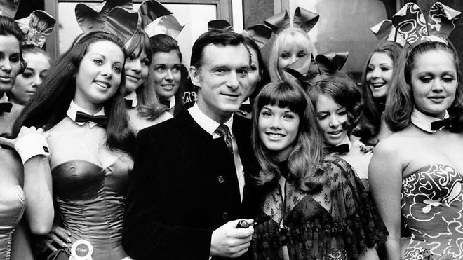 Hefner và cô bạn gái 19 tuổi Barbara Benton cùng các “nàng thỏ” vào năm 1969 - Ảnh: AAP.