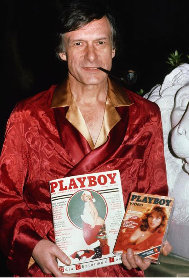 Hefner khoe một cuốn tạp chí Playboy và một cuốn băng video Playboy vào năm 1982 - Ảnh: AAP.  Hefner chỉ đạo tạp chí Playboy từ dinh thự Playboy ở Los Angeles. Ông là người quyết định cuối cùng về trang gập giữa, hình biếm họa, và đường lối biên tập chung của mỗi số tạp chí.