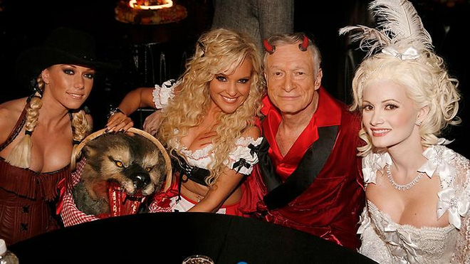 Hefner và các cô gái xinh đẹp trong tiệc Halloween năm 2007 - Ảnh: AAP.