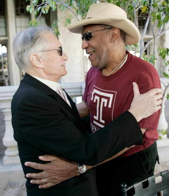 Hefner gặp Bill Cosby, người đăng cai lễ hội nhạc Jazz hàng năm của Playboy, vào năm 2008 - Ảnh: AAP.