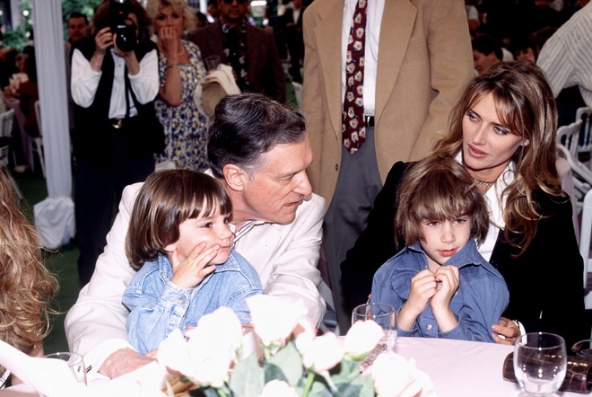 Hefner cùng người vợ thứ hai Kimberly Conrad và hai con trai vào năm 1995 - Ảnh: Shutterstock.
