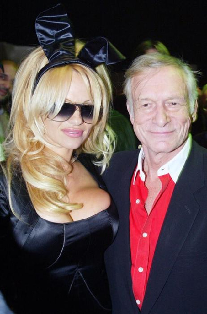Hefner và nữ diễn viên người Mỹ Pamela Anderson trong lễ kỷ niệm 50 năm thành lập Playboy vào năm 2003 - Ảnh: AAP.