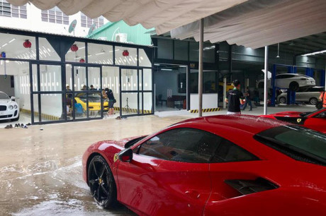 Tính đến thời điểm này, hãng siêu xe Ferrari chưa có đại lý nhập khẩu chính hãng tại Việt Nam, vì vậy, khách hàng sử dụng dòng xe này không được hưởng những dịch vụ bảo dưỡng, chăm sóc xe chính hãng mà phải đến những garage tư nhân để 