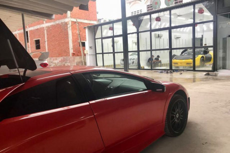 Chiếc Ferrari 458 Italia độ Liberty Walk độc nhất Việt Nam được hoàn thành chỉ sau 2 ngày thi công bởi chính CEO của hãng độ Liberty Walk là Wataru Kato vào cuối tháng 6/2017. “Siêu ngựa” đã được cắt bỏ đi những phần thừa ở các vòm bánh xe, sau đó, các vòm bánh xe độ được đưa lên và cố định bằng các đinh tán.