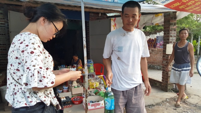 Một nữ khách đến từ nội thành Hải Phòng cho xe nổ máy trong lúc chờ đợi nên hết xăng. Chị may mắn được người dân chở vào trung tâm xã Phù Long tìm mua xăng lẻ.