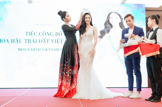  Nam Em - Top 8 của Hoa hậu Trái đất ở năm trước trao vương miện cho Hà Thu