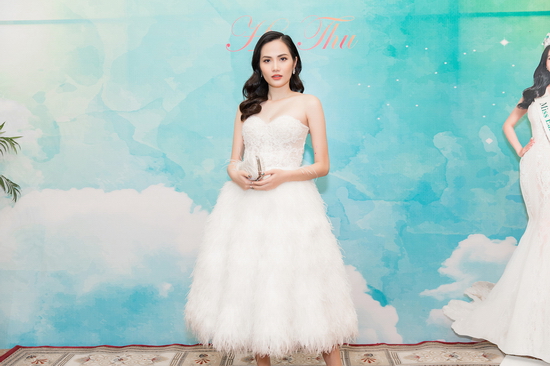 Tại buổi gặp gỡ, Hoa hậu Đông Nam Á Diệu Linh cũng bất ngờ xuất hiện với bộ váy trắng hiện đại, cuốn hút. 