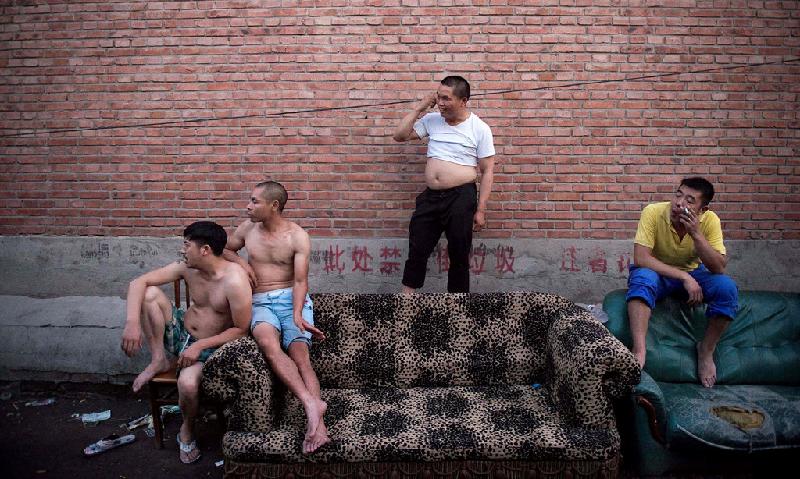 Đàn ông tại một ngôi làng ở ngoại ô Bắc Kinh. Ảnh: AFP/Getty.