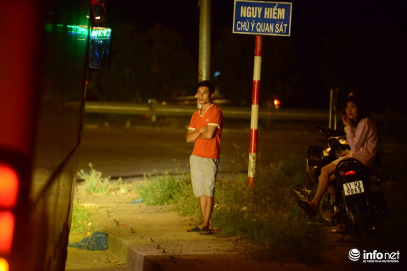 Đến nửa đêm, nhiều người vẫn không thể bắt được chuyến xe để về nhà. Trong ảnh là khách đón xe tại nút giao cao tốc Pháp Vân-Cầu Giẽ.