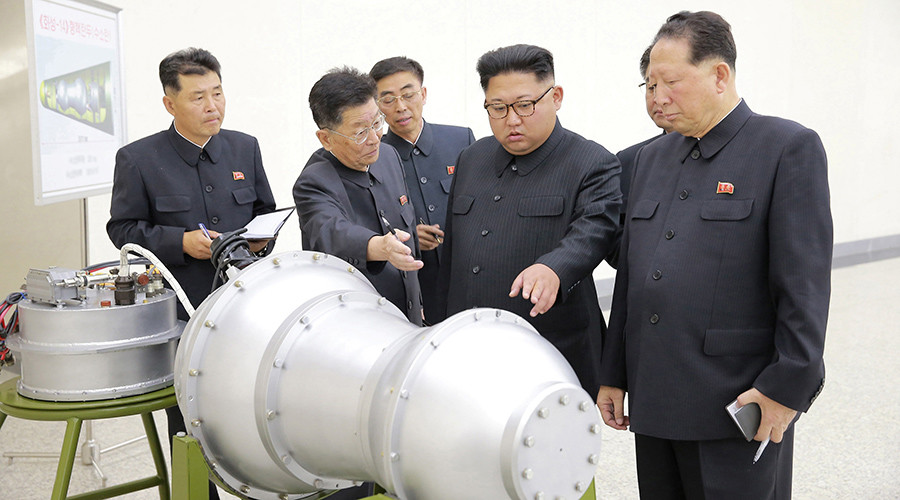 Chủ tịch Triều Tiên Kim Jong Un đang đưa ra chỉ đạo trong chuyến đến thị sát một đơn vị quân đội