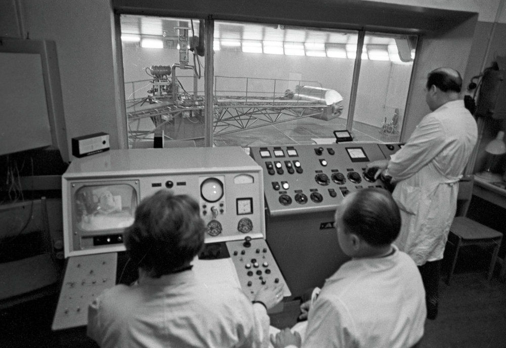 Các phi hành gia đang được huấn luyện điều khiển máy ly tâm tại trung tâm Yuri Gagarin tại Star City.