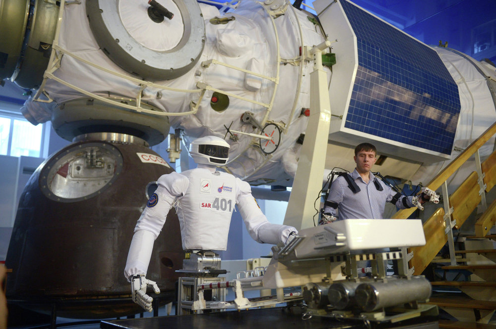  Robot có hình dạng giống con người đang trình diễn tại trung tâm nhân Hội thảo nghiên cứu các chuyến bay có người lái vào vũ trụ quốc tế lần thứ 10.