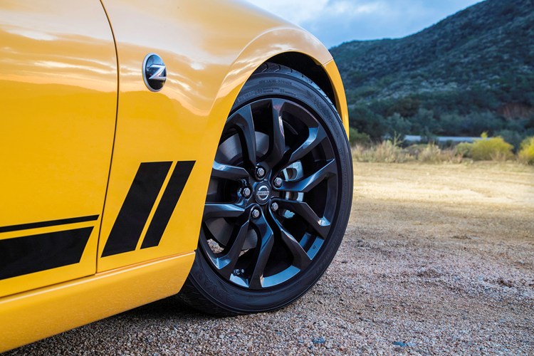 Xe được trang bị bộ mâm 5 chấu hợp kim 19 inch được thiết kế dạng tam giác vát đã trở thành trang bị tiêu chuẩn của tất cả các biến thể 370Z 2018, ngoài ra màu sơn ngoại thất màu vàng nổi bật và sang trọng cũng là một sự bổ sung hoàn toàn mới dành cho chiếc xe coupe thể thao.