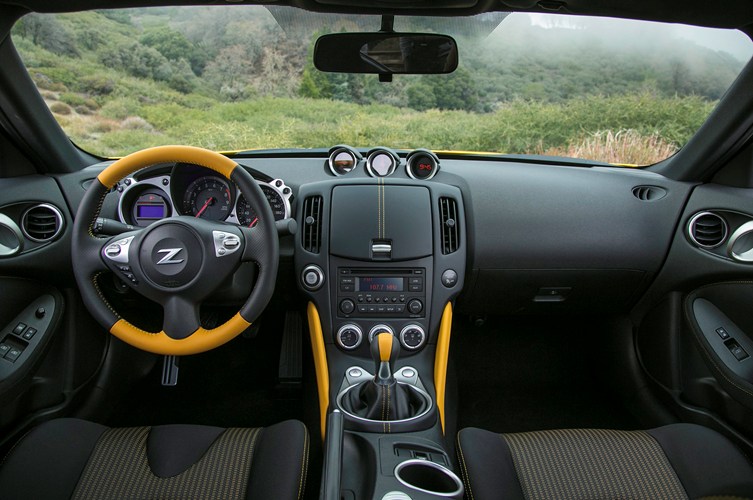 Phiên bản 2018 của Nissan 370Z phiên bản 2018 này cũng tiếp tục là một trong những chiếc xe thể thao duy nhất trong phân khúc cung cấp hệ thống thích ứng vòng tua Synchro Rev Control (áp dụng với hộp số sàn).