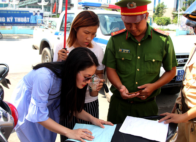 Ngọc Lan sau đó kí biên bản sai phạm. Ảnh: Thái Linh.