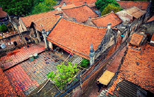 Đây là một trong 3 ngôi làng cổ ở ngoại thành thủ đô Hà Nội. Đây là làng nghề làm miến truyền thống lâu đời. Nếu Đường Lâm là làng Việt cổ điển hình của vùng trung du, thì Cự Đà lại là ngôi làng mang những đặc trưng cơ bản nhất của làng cổ ven sông.