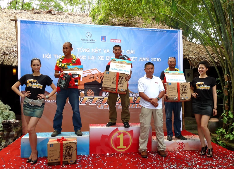 Hải Kar (thứ hai từ trái sang) đoạt giải Nhì trong Hội thi kĩ năng lái xe địa hình Việt Nam 2010.