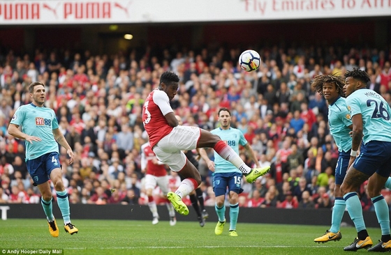 Welbeck mở tỉ số cho Arsenal ngay ở phút thứ 6