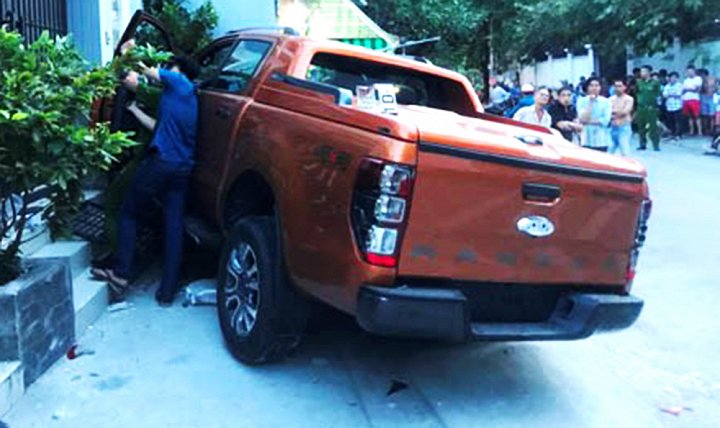 Xe Ford Ranger nổ lốp lao lên vỉa hè, đâm chết người