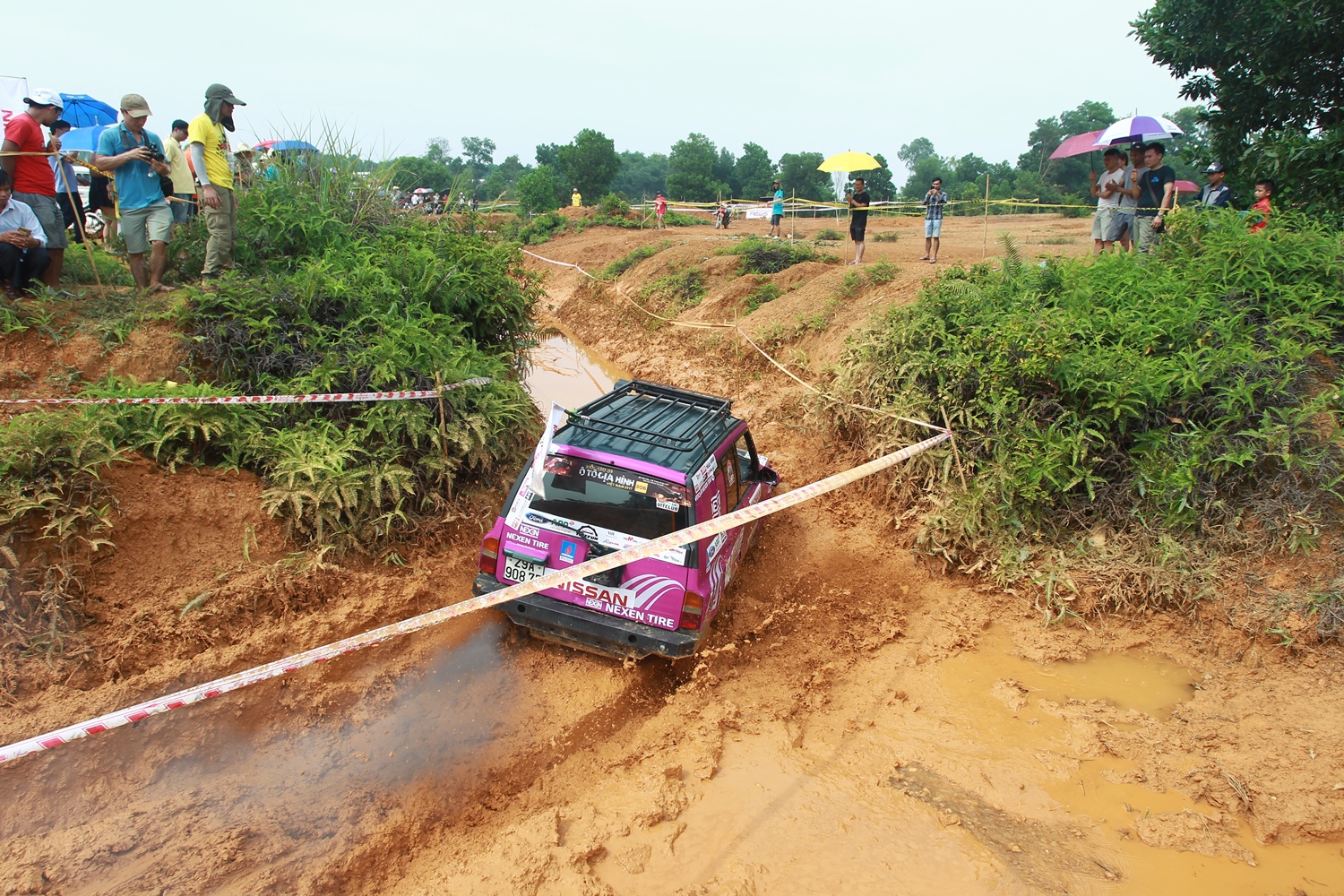 Đội Vịt (suzuki Vitara) liên tiếp sa lầy ở khúc cua này trong phần thi buổi chiều (đường đua số 6)