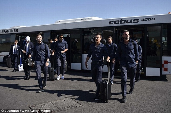 Dàn cầu thủ Juventus đặt chân xuống sân bay ở Barcelona