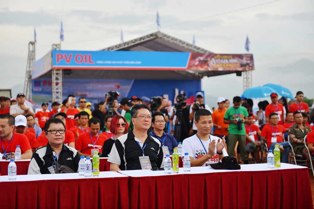 Ông Teh Kim Hwa - Giám đốc thương mại - Công ty TNHH Nissan Việt Nam (ngồi giữa) và ông Nguyễn Mạnh Thắng, Trưởng ban tổ chức giải VOC 2017 tại lễ khai mạc Giải đua xe địa hình 2017.