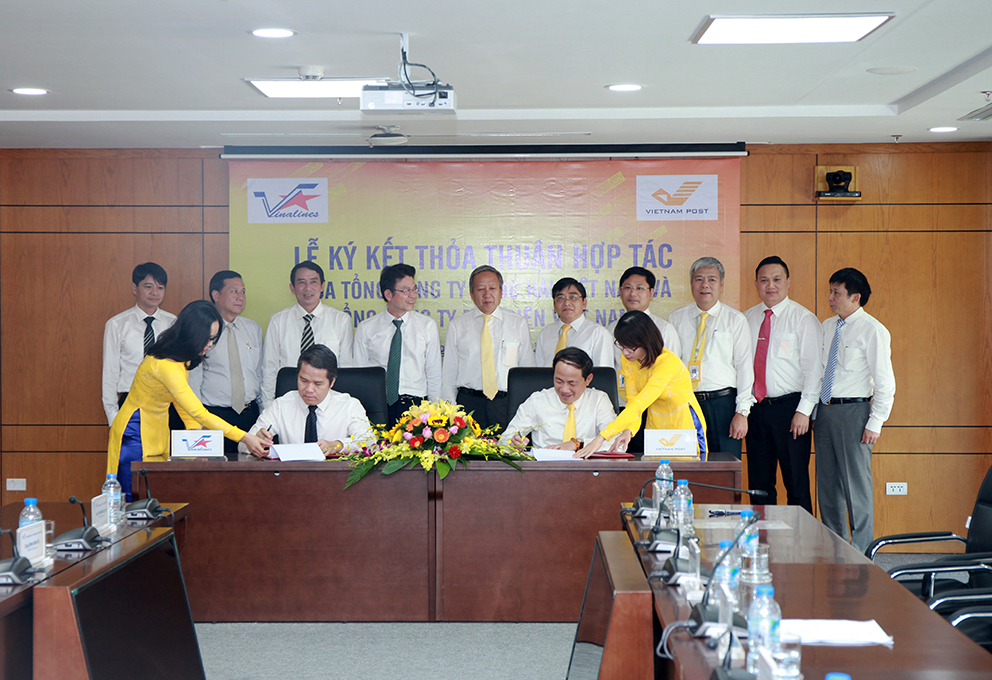 Ông Phạm Anh Tuấn, Tổng giám đốc Tổng công ty Bưu điện Việt Nam (bên phải) và ông Nguyễn Cảnh Tĩnh, Quyền Tổng giám đốc Tcty Hàng Hải Việt Nam ký thỏa thuận hợp tác giữa hai đơn vị.