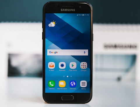 Samsung Galaxy A3 - 2017. Mức giảm của sản phẩm gần đấy nhất là tới 1,5 triệu đồng, từ 6,5 triệu đồng còn 5 triệu đồng. Galaxy A3 (2017) được trang bị khả năng chống nước chuẩn IP68 - tính năng được đưa từ dòng điện thoại cao cấp xuống tầm trung, tạo thành điểm cộng cho chiếc A3 2017. Máy có thiết kế nguyên khối, khung kim loại với mặt kính cường lực tinh tế và sang trọng, các cạnh được bo cong mềm mại và liền mạch với phần khung viền cho bạn cảm giác cầm nắm thoải mái. Galaxy A3 (2017) có CPU 8 nhân tốc độ 1.6 GHz, RAM 2 GB đa nhiệm tốt hơn so với A3 (2016), bộ nhớ trong 16 GB, ngoài ra hỗ trợ thẻ nhớ ngoài microSD lên đến 256 GB. Máy có dung lượng pin 2350 mAh.