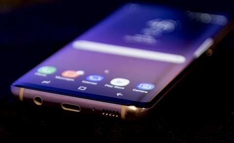 Samsung Galaxy S8 Plus (20,49 triệu đồng). Được đánh giá là chuẩn mực smartphone về thiết kế trong tương lai. Galaxy S8 Plus được trang bị màn hình 6.2-inch độ phân giải 2K+, tỉ lệ 18,5:9 trên tấm nền Super AMOLED. Với nhiều công nghệ đi kèm đặc biệt là HDR10 khiến cho góc nhìn rộng, độ sáng cao, màu đen sâu cùng tương phản màu sắc tốt.  Máy chạy trên nền Android 7.0 cùng giao diện Samsung Experience 8.1. 