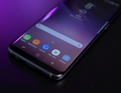 Samsung Galaxy S8 (18,49 triệu đồng). Màn hình của S8 có kích thước 5.8 inch độ phân giải QHD+ 2960 x 1440 pixels, tỉ lệ 18,5:9 cùng màn hình cạnh căng tràn, công nghệ Super AMOLED. Về cấu hình, chiếc Galaxy S8 chạy con chip Exynos 8895 cùng 4 GB RAM, 64 GB bộ nhớ trong. Máy chạy trên nền Android 7.0.1 Nougat với giao diện tuỳ biến Grace UX 8.1, viên pin đi kèm 3.000 mAh được tích hợp công nghệ sạc nhanh Fast Charge. 