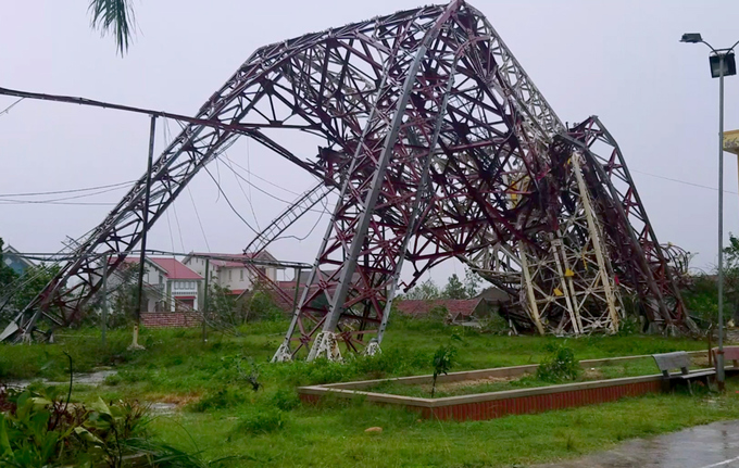 Tháp đài truyền thanh thị xã Kỳ Anh cao hơn 100 m bị quật gãy. Thống kê ban đầu, có 6 người chết do bão ở Huế, Quảng Bình, Hà Tĩnh và Nghệ An. Hơn 30 chuyến máy bay phải hủy, đường sắt phải dừng tàu.