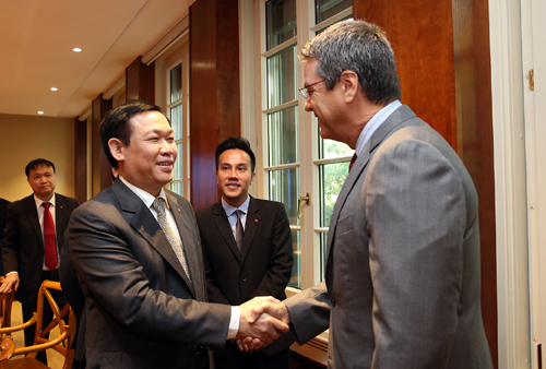 Phó Thủ tướng Vương Đình Huệ gặp Tổng Giám đốc WTO Roberto Azevedo. Ảnh: VGP