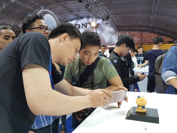 Giới trẻ Sài Gòn tỏ ra hứng thú tại gian trải nghiệm tính năng chụp 3D bằng điện thoại Xperia XZ1