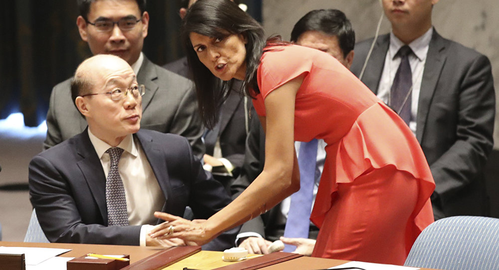 Đại sứ Mỹ tại Liên Hợp Quốc – bà Nikki Haley (bên phải)