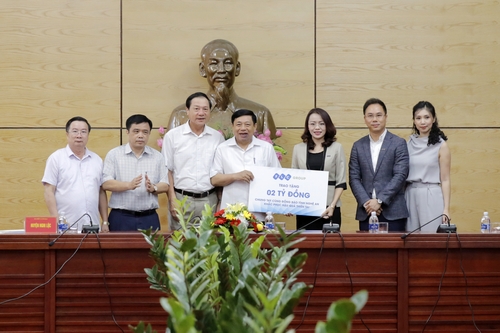 Tập đoàn FLC trao ủng hộ đồng bào tỉnh Nghệ An bị ảnh hưởng cơn bão số 10
