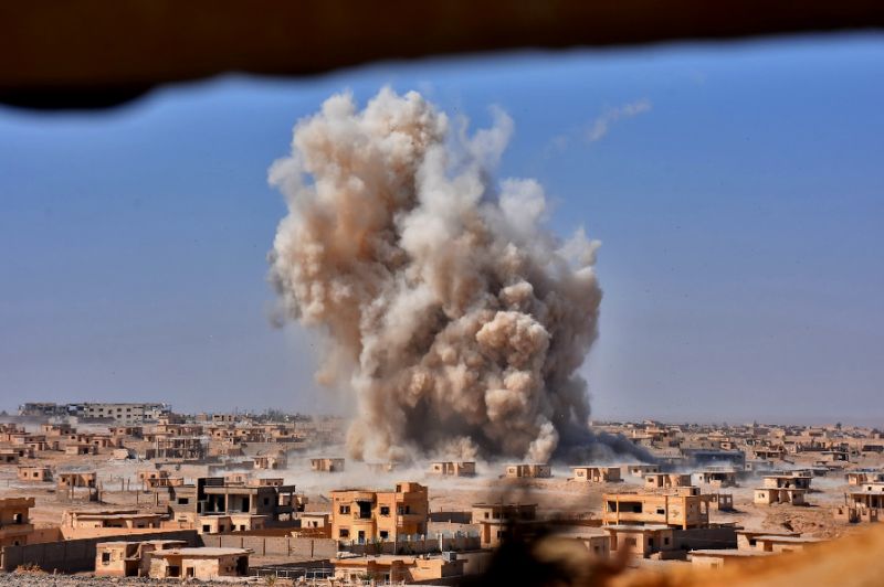 Quân tinh nhuệ Syria ồ ạt tấn công, siết chặt gọng kìm quanh kẻ địch